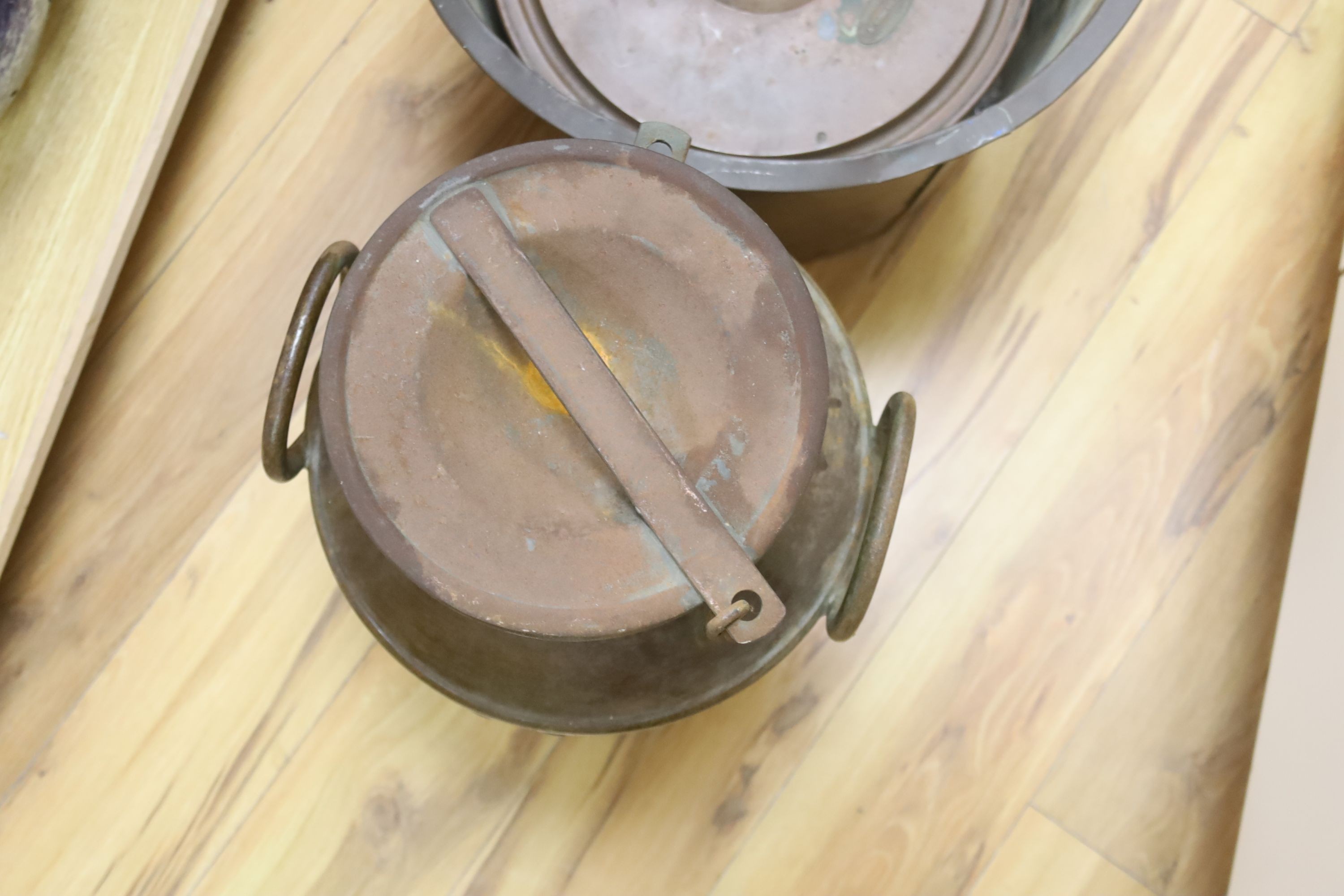 A copper pan and a milk churn, height 53cm